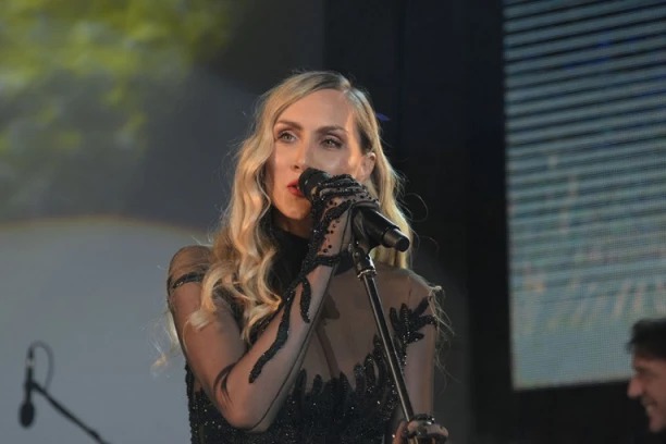 ŠOK-IZDANJE POZNATE GLUMICE! Pokazala lice BEZ GRAMA šminke, evo kako izgleda u petoj deceniji! (FOTO)