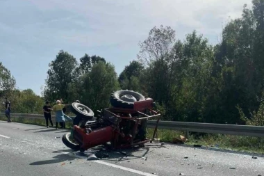 KRENULA PO DETE U ŠKOLU, PA SE PREVRNULA TRAKTOROM! Teška saobraćajka na Ibarskoj, žena hitno prebačena u bolnicu! (FOTO)