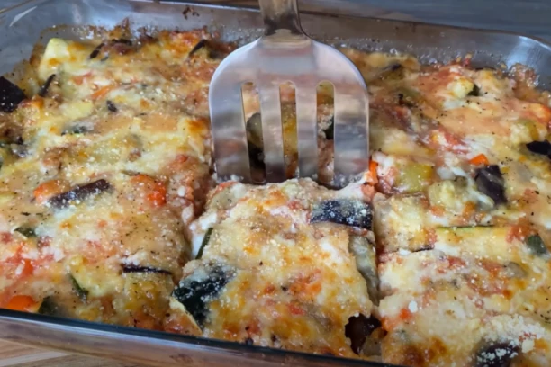 ZAPEČEN PIRE KROMPIR: Neodoljivo i sočno jelo za celu porodicu budi sva čula (FOTO)