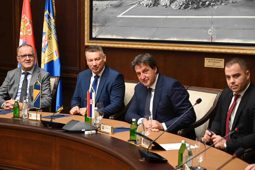 KLJUČNA JE ZAJEDNIČKA BORBA PROTIV KRIMINALA. Gašić se sastao sa ministrom bezbednosti BIH - akcenat i na iregularnim migrantima (FOTO)