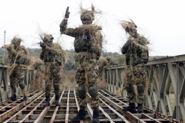 IZDVOJENO 74 MILIJARDE DINARA! Plate profesionalnih vojnika u 2024. godini će ZNAČAJNO RASTI