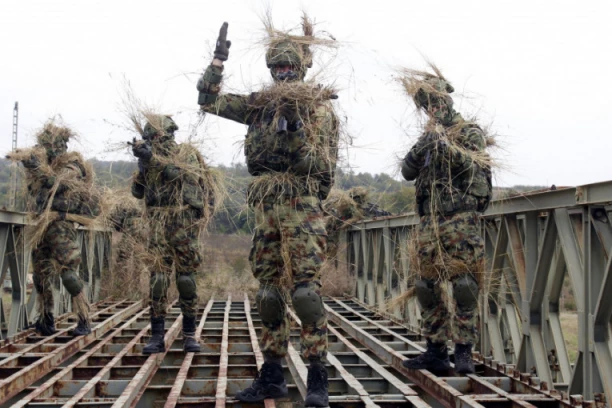 IZDVOJENO 74 MILIJARDE DINARA! Plate profesionalnih vojnika u 2024. godini će ZNAČAJNO RASTI