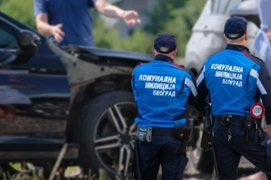 ULETEO U RASKRSNICU NA ČISTO CRVENO I POKOSIO KOMUNALCE: Teška nezgoda na Novom Beogradu - ima teško povređenih!