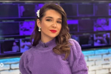 VODITELJKA PINKA U VRUĆIM PANTALONICAMA, A NA GRUDIMA SAMO JEDNA RUŽA: Ovaj prizor nije za one sa slabim srcem, pokazala noge, a detalj je svima zapao za oko!