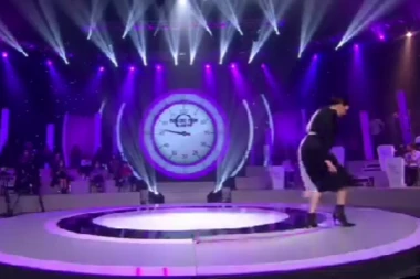 NAŠA VODITELJKA SE PROSULA UŽIVO U PROGRAMU: Stravična scena, mislila da je samo izvrnula zglob, a onda je saznala ŠOK ISTINU o povredi! (VIDEO)