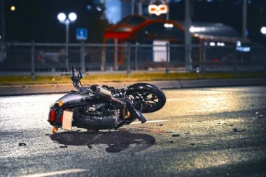 UŽAS NA VOŽDOVCU: Oboren motociklista, hitno prevezen u Urgentni centar!