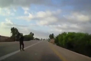 SAV UŽAS U IZRAELU U JEDNOM SNIMKU: Muškarac na putu naišao na HAMAS, za nekoliko sekundi bio je MRTAV!