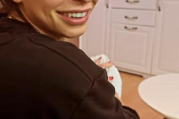 Katarina briše noge Darku Laziću