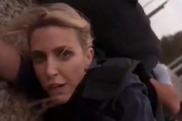 “LJUDI, DOĐITE PO NAS!”: Čuvena novinarka ležala u rovu u Izraelu, pa počela da ZAPOMAŽE OD STRAHA!