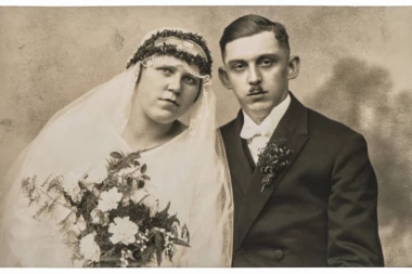 "MUŠKARCI ZA STOLOM, ŽENE NISU GLADNE": Slika sa svadbe u Srbiji pre skoro 100 godina izazvala burne rasprave na internetu! (FOTO)