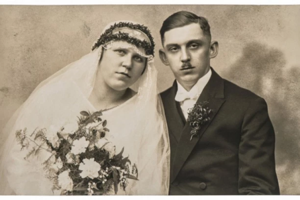 "MUŠKARCI ZA STOLOM, ŽENE NISU GLADNE": Slika sa svadbe u Srbiji pre skoro 100 godina izazvala burne rasprave na internetu! (FOTO)