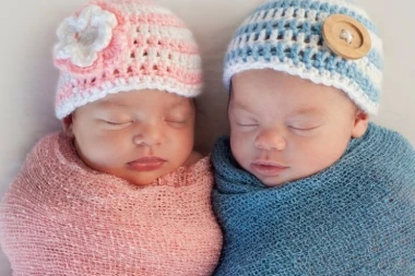 RODILI SE BLIZANCI U BEOGRADU, SVI SE PITAJU DA LI JE OVO MOGUĆE?! Prvi blizanac rođen je tačno u 2:55 - za drugog NEĆETE MOĆI DA VERUJETE!