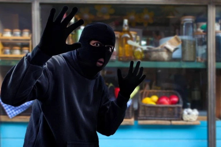 PROVALIO U MARKET, PA UKRAO CIGARETE I DRUGU ROBU: Uhapšen mladić (20) u Rumi, policija kod njega pronašla i drogu!