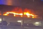 KATASTROFA NA LONDONSKOM AERODROMU LUTON: Svi letovi OBUSTAVLJENI zbog velikog požara na parkingu, stotine ljudi ostalo bez kola (VIDEO)