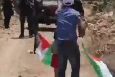 PALESTINSKI OTAC GURA DETE NA IZRAELSKU VOJSKU: Pogledajte šokantan video, uči ga da mrzi, tera ga da baca kamen na vojnike! (UZNEMIRUJUĆI VIDEO)