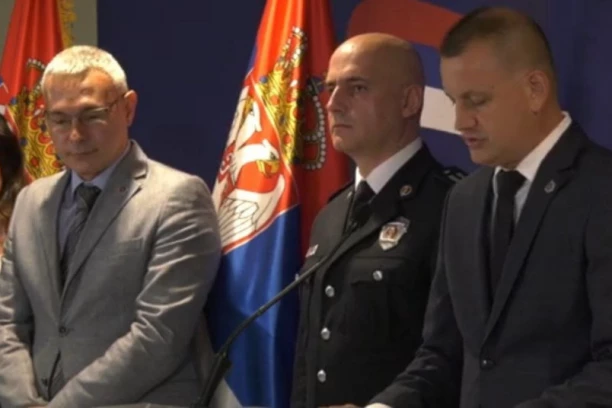 MUKE TAJKUNSKIH MEDIJA! NE VIDE ČOVEKA, A SNIMILE GA SVE KAMERE: Tvrde da postupajući tužilac u predmetu "Ribnikar" nije znao za optužnicu - on stajao na konferenciji do Stefanovića (FOTO)