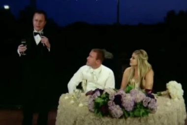 ZA DLAKU SE IZBEGLA TRAGEDIJA NA VENČANJU: Svi su mirno sedeli kada se začulo zapomaganje "UPOMOĆ" (VIDEO)