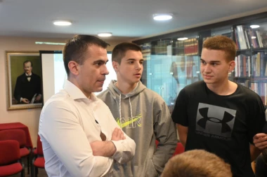 MILIĆEVIĆ U ARANĐELOVCU NA TRIBINI ''SA MINISTROM NA TI'': Učenici postavljali pitanja, ministar odgovarao na sve što ih zanima!