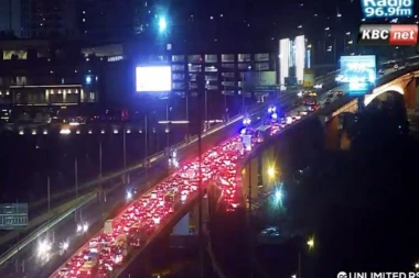 HAOS NA GAZELI: U saobraćajnoj nesreći učestvovalo više vozila, stvaraju se veliki zastoji! (VIDEO)