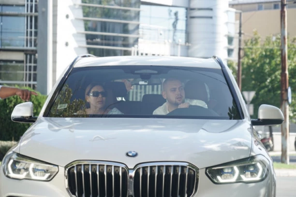 ĐANIJEVA SLAĐA PIJANA DOŠLA PO UNUKU: Folkerova žena unezverena stigla u porodilište nakon proslave (VIDEO)