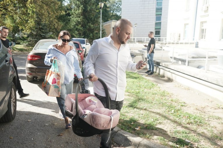 Slađa Trajković i sin Marko došli po prinovu u porodilište