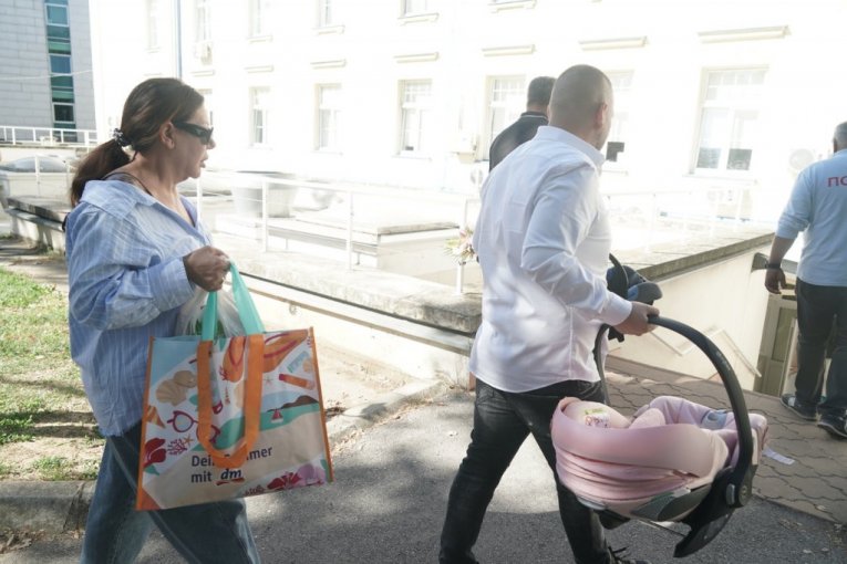Slađa Trajković i sin Marko došli po prinovu u porodilište