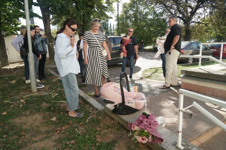 Slađa Trajković i sin Marko došli po prinovu u porodilište