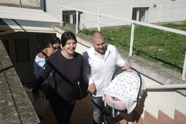 Slađa Trajković i sin Marko došli po prinovu u porodilište