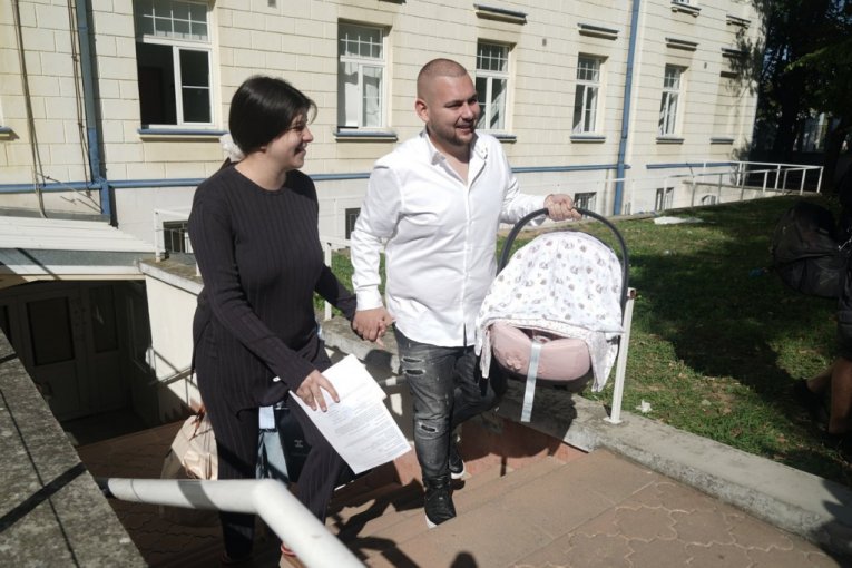 Slađa Trajković i sin Marko došli po prinovu u porodilište