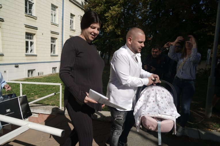 Slađa Trajković i sin Marko došli po prinovu u porodilište