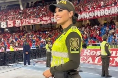 "BOLJE PAZI SE, JER NOĆAS GRADOM IDE ŠEF STANICE": Kolumbijska policajka zavodi RED NA STADIONIMA, i ostavlja bez daha!