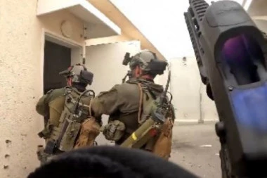 ELITNA IZRAELSKA JEDINICA U AKCIJI: Objavljen snimak komandosa koji oslobađaju vojnu bazu od Hamasa (VIDEO)
