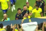 POBESNEO JE: Nakon što je pogođen flašom u glavu, Nejmar krenuo da se razračuna sa nezadovoljnim navijačima - veliki skandal potresa brazilski fudbal! (VIDEO)