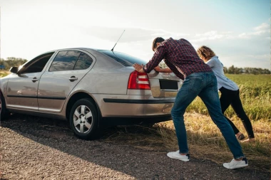 MLADIĆI UDARILI AUTO NA PARKINGU, PA GA ODGURALI 50 METARA OD MESTA UDESA: Nesvakidašnji slučaj na Novom Beogradu!