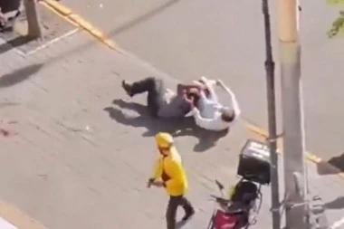 UZNEMIRUJUĆI SNIMAK BEZUMNOG NAPADA NA IZRAELSKOG DIPLOMATU: Očajnički se branio dok ga je zločinac BESOMUČNO ubadao nožem! (VIDEO)