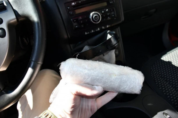 ZAUSTAVILI AUTOMOBIL PA U NJEMU PRONAŠLI 133 GRAMA MARIHUANE! Uhapšen prestupnik iz Bora!