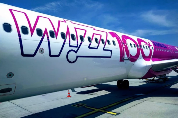 WIZZ AIR POPRAVLJA SVOJE AVIONE IZOLIR TRAKOM! Još jedan biser ove avio kompanije osvanuo na MREŽAMA: Da li da uz prtljag nosimo i PADOBRAN?! (VIDEO)