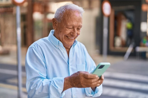 ZAMOLIO DEKU DA MU POZAJMI TELEFON DA POZOVE DRUGA PA SA NJIM POGAO! Bizarna krađa u Kragujevcu!