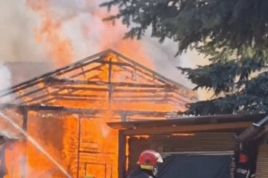 NIŠTA NIJE OSTALO OD KUĆE, SVE IZGORELO DO TEMELJA: Stravičan požar u Novom Pazaru - vatrogasci vode borbu sa vatrenom stihijom! (VIDEO)