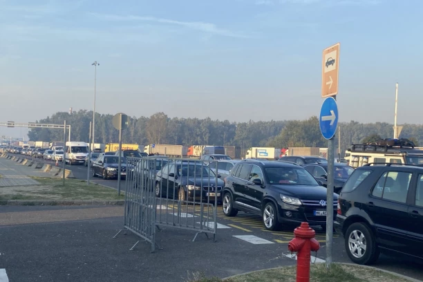 AKO STE KRENULI VAN ZEMLJE, IZBEGAVAJTE OVE GRANIČNE PRELAZE! Na jednom putnička vozila čekaju i SAT I PO VREMENA