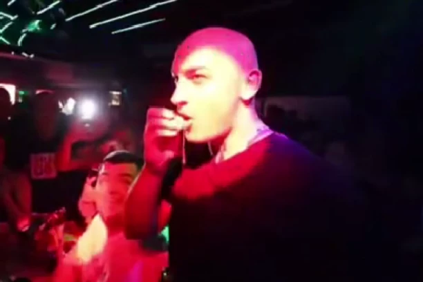 SKANDAL! Desingerica na nastupu GURAO PATIKE u gaće, pojavili se ŠOK kadrovi iz kluba!