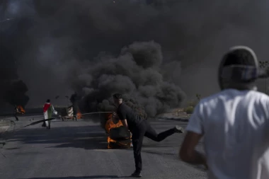 IZRAEL NE PRESTAJE SA RAKETIRANJEM GAZE: Najmanje 18 ljudi ubijeno u napadima IDF na izbegličke kampove, gađana i škola