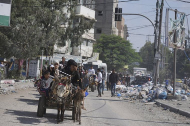 PALESTINCI DOBILI HRANU I LEKOVE: U Pojas Gaze ušlo još 13 kamiona sa humanitarnom pomoći
