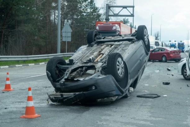 TEŠKA SAOBRAĆAJKA KOD MLADENOVCA! Auto se od siline udara prevrnuo na krov, povređene dve osobe! (FOTO)