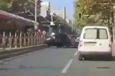 U PUNOJ BRZINI U DIREKTNI SUDAR: Stravičan snimak udesa u Bulevaru, od siline udarca se prevrnuo na krov! (VIDEO)