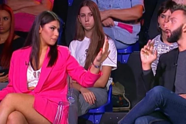 MILICA VESELINOVIĆ NAPALA VODITELJA ELITE, ON JE OPOMENUO: Šok snimak kruži internetom, UŽIVO u programu mu poručila OVO, javnost je osudila! (VIDEO)