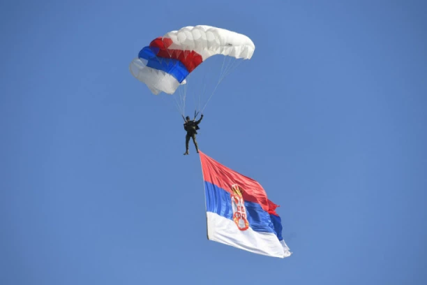 VIJORI SE SRPSKA TROBOJKA NA VOJNOM AERODROMU U NIŠU: Održana svečanost povodom Dana 63. padobranske brigade i vojnih padobranaca (FOTO)