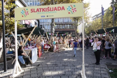 KILOGRAMI SLATKIŠA I TONE SMEHA - ZVEDARCI PROSLAVLJAJU DAN SVOJE OPŠTINE! Olimpijada je centralni događaj sa kog pobednik u svoju školu nosi čak 100 kilograma SLATKIŠA!