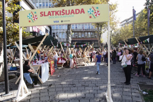 KILOGRAMI SLATKIŠA I TONE SMEHA - ZVEDARCI PROSLAVLJAJU DAN SVOJE OPŠTINE! Olimpijada je centralni događaj sa kog pobednik u svoju školu nosi čak 100 kilograma SLATKIŠA!