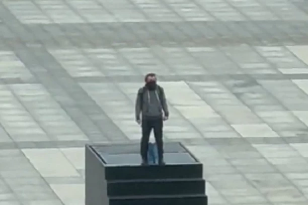 KRAJ DRAME U VARŠAVI: Čovek pretio da će se RAZNETI na glavnom trgu, evo šta se NA KRAJU DESILO